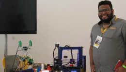 Jovem do Complexo do Alemão cria impressora 3D feita com sucata