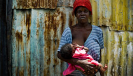 63% das mães negras que criam filhos sozinhas vivem na pobreza