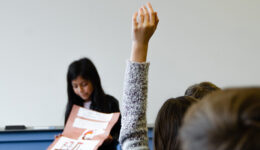 Investir na educação de meninas pode aumentar o PIB em 10%