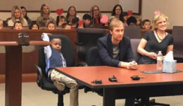 Menino de 5 anos convida toda a classe para assistir a sua adoção