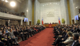 Pressão popular reduz pela metade salários de parlamentares no Chile
