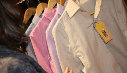 Startup brasileira produz camisas sociais com tecido reciclado