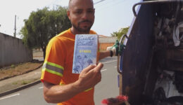 Coletor de lixo monta biblioteca em casa com livros jogados fora