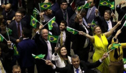 Salário de parlamentares é 80 vezes a renda de 52 milhões de brasileiros