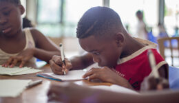 4 em cada 10 alunos brasileiros não aprendem o básico, segundo o PISA