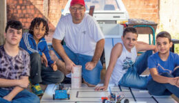 Crianças vencem olimpíada com robô construído em garagem