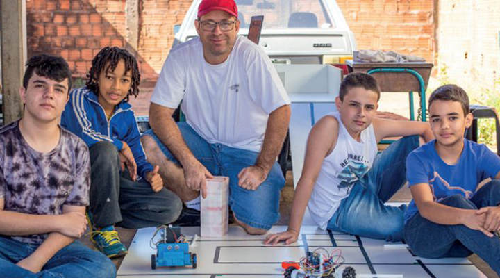 Crianças vencem olimpíada com robô construído em garagem