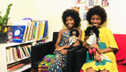Irmãs de 11 anos criam projeto de leitura contra a violência nas favelas