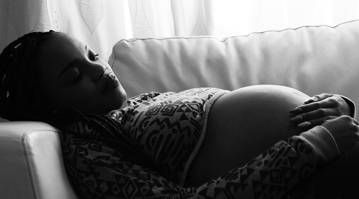 Mulheres que engravidaram na adolescência ganham 30% menos
