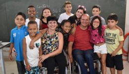 Casal de cadeirantes ajuda a alfabetizar crianças na garagem de casa