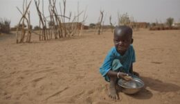Descaso mortal: 340 milhões de crianças sofrem de fome oculta no mundo