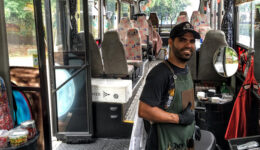 Em São Paulo, barbeiro cria salão dentro de ônibus na periferia