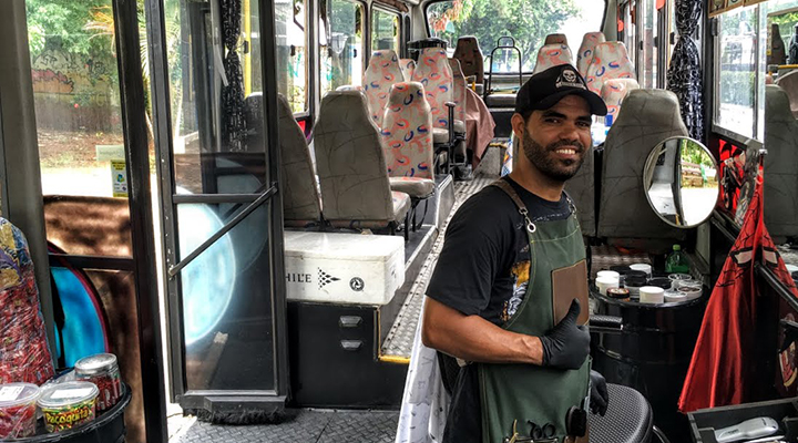 Em São Paulo, barbeiro cria salão dentro de ônibus na periferia