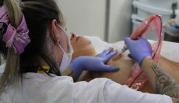 Projeto oferecerá micropigmentação gratuita para pacientes com câncer