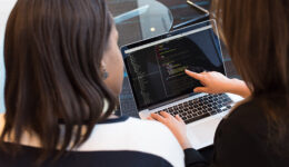 Curso gratuito de tecnologia para mulheres abre inscrições