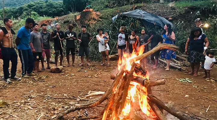 Protesto de indígenas contra desmatamento faz prefeitura embargar obra
