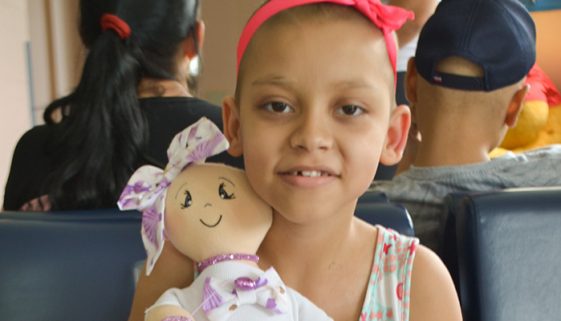 Crianças com câncer recebem bonecos pelo projeto 