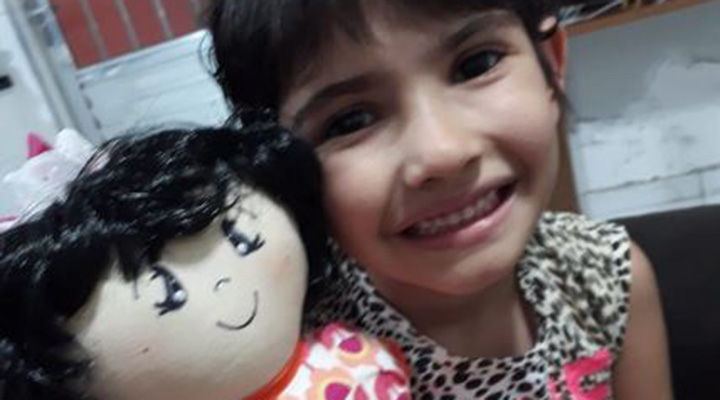 Crianças com câncer recebem bonecos pelo projeto "Alguém como eu"