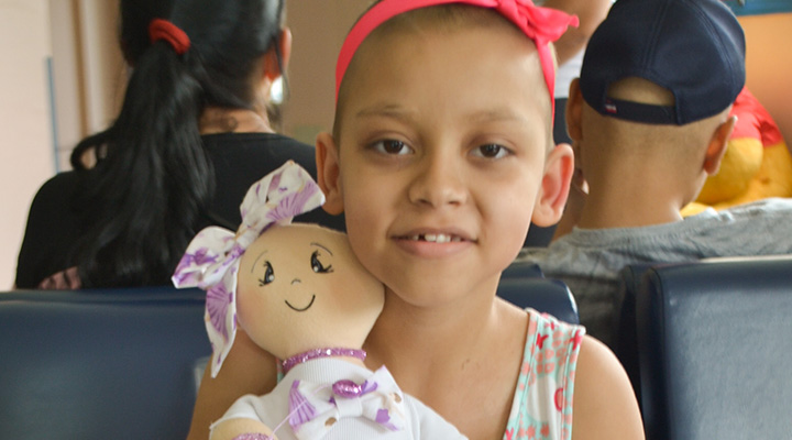 Crianças com câncer recebem bonecos pelo projeto "Alguém como eu"