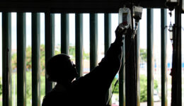 Profissionais voluntários ajudam a desafogar rede pública de saúde