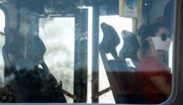 Passageira em ônibus no Rio de Janeiro.