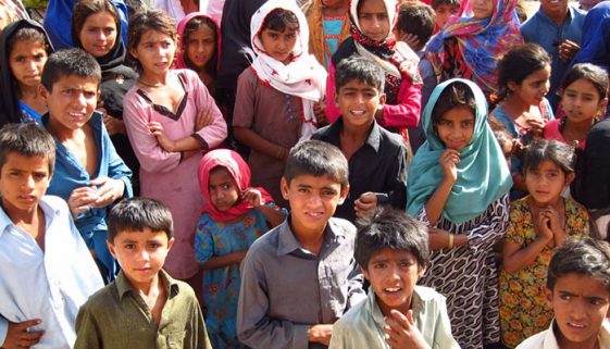 Pediatra reutiliza seringas e infecta 900 crianças com HIV no Paquistão