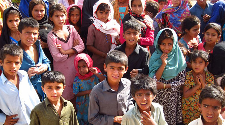 Pediatra reutiliza seringas e infecta 900 crianças com HIV no Paquistão