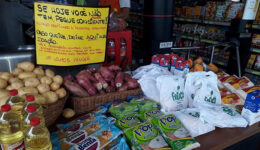 Comerciante cria mesa solidária para doar alimentos na Praia Grande