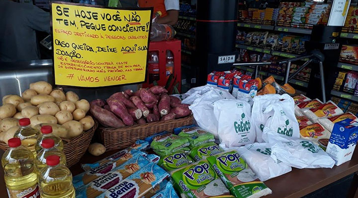 Comerciante cria mesa solidária para doar alimentos na Praia Grande