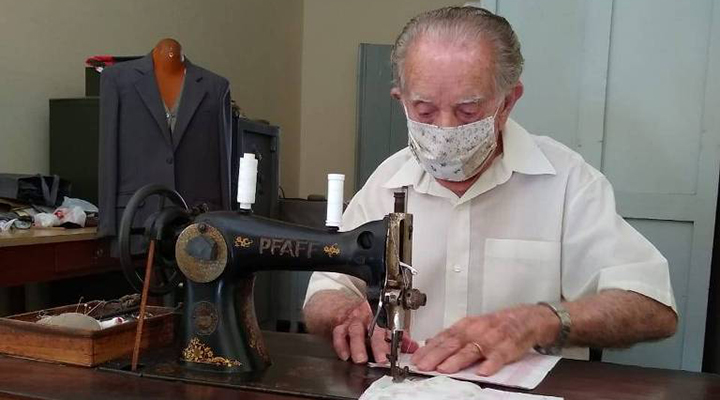 Alfaiate de 91 anos produz máscaras para doação
