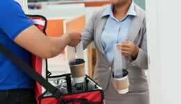 Empresa júnior da USP cria embalagem sustentável para delivery