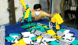 Com sobras de tecidos do carnaval, costureiro produz máscaras caseiras