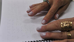 Projeto ajuda deficientes visuais a ler e escrever por meio do Braille