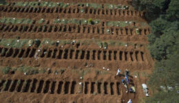 Covas abertas em cemitério de São Paulo têm destaque internacional