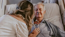 Noiva se casa em hospital para pai com câncer acompanhar cerimônia