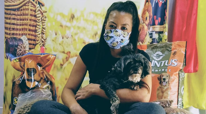 Costureira faz campanha que oferece máscaras em troca de ração