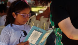 Rede de bibliotecas doa alimentos e itens de higiene para famílias carentes
