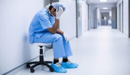 Heróis abatidos: Brasil tem mais de 100 mortes de médicos por Covid-19