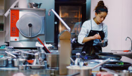 Mulheres chefes de cozinha se unem para ajudar atingidos pela pandemia