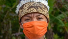 Na Amazônia, indígenas com Covid-19 são levados de avião para UTIs