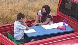 Professora mexicana adapta carro para dar aulas durante a quarentena