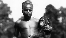 Após 114 anos, zoológico pede perdão por exibir jovem em jaula de macacos