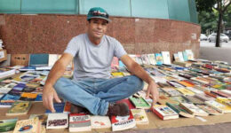 Livreiro das ruas que teve livros queimados recebe o triplo em doações