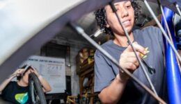 Iniciativa promove a capacitação de entregadores de bicicleta
