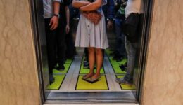 Covid-19: assintomática, mulher infecta 71 pessoas após usar elevador