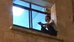 Filho escala parede do hospital para se despedir da mãe com Covid-19