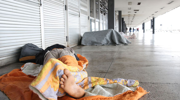 Foto de pessoas dormindo embaixo de uma marquise. | Vakinha reúne campanhas relacionadas ao inverno solidário
