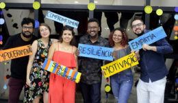 Rede de voluntários ajuda jovens da periferia a aprenderem inglês