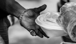 Estoque de restaurante fechado é transformado em doação de marmita