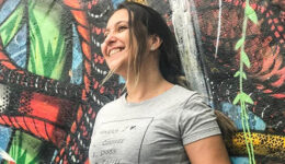 Egressa do sistema prisional, ela criou um projeto para recuperar detentos